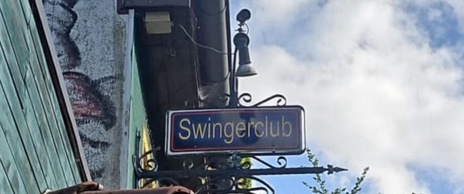 Schmiedeeisernes Schild mit der Aufschrift Swingerclub.